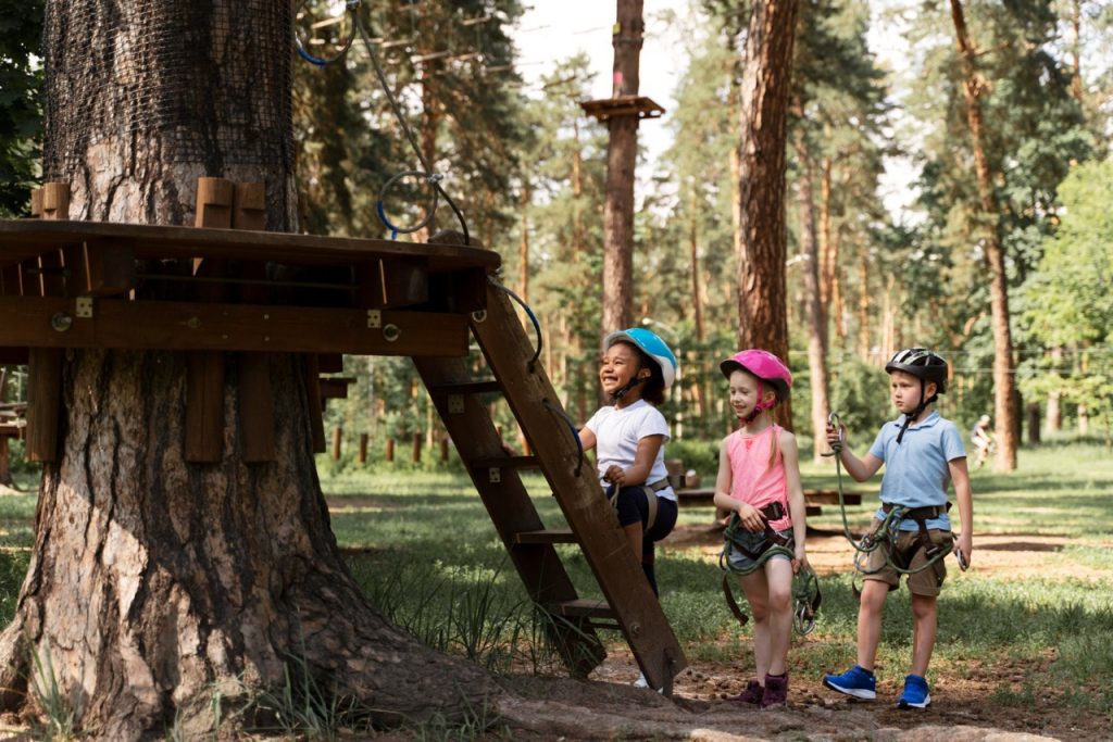 Kinder spielen im Wald Abenteuer-Spaß-Tage